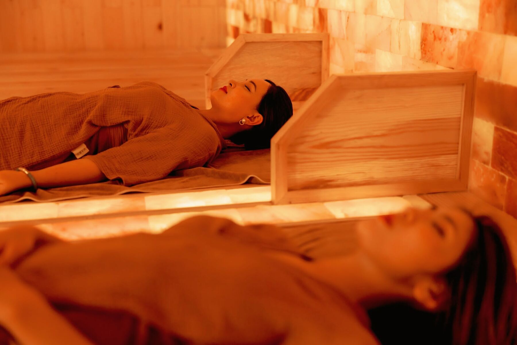 Phòng xông đá công nghệ cao với giường xông tại Neo Garden